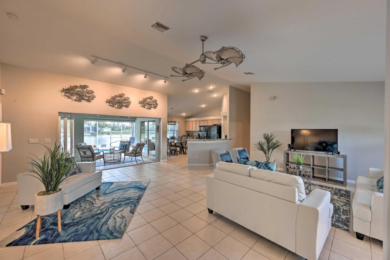 Pet-Friendly Escape With Dock And Kayaks In Cape Coral Villa Kültér fotó